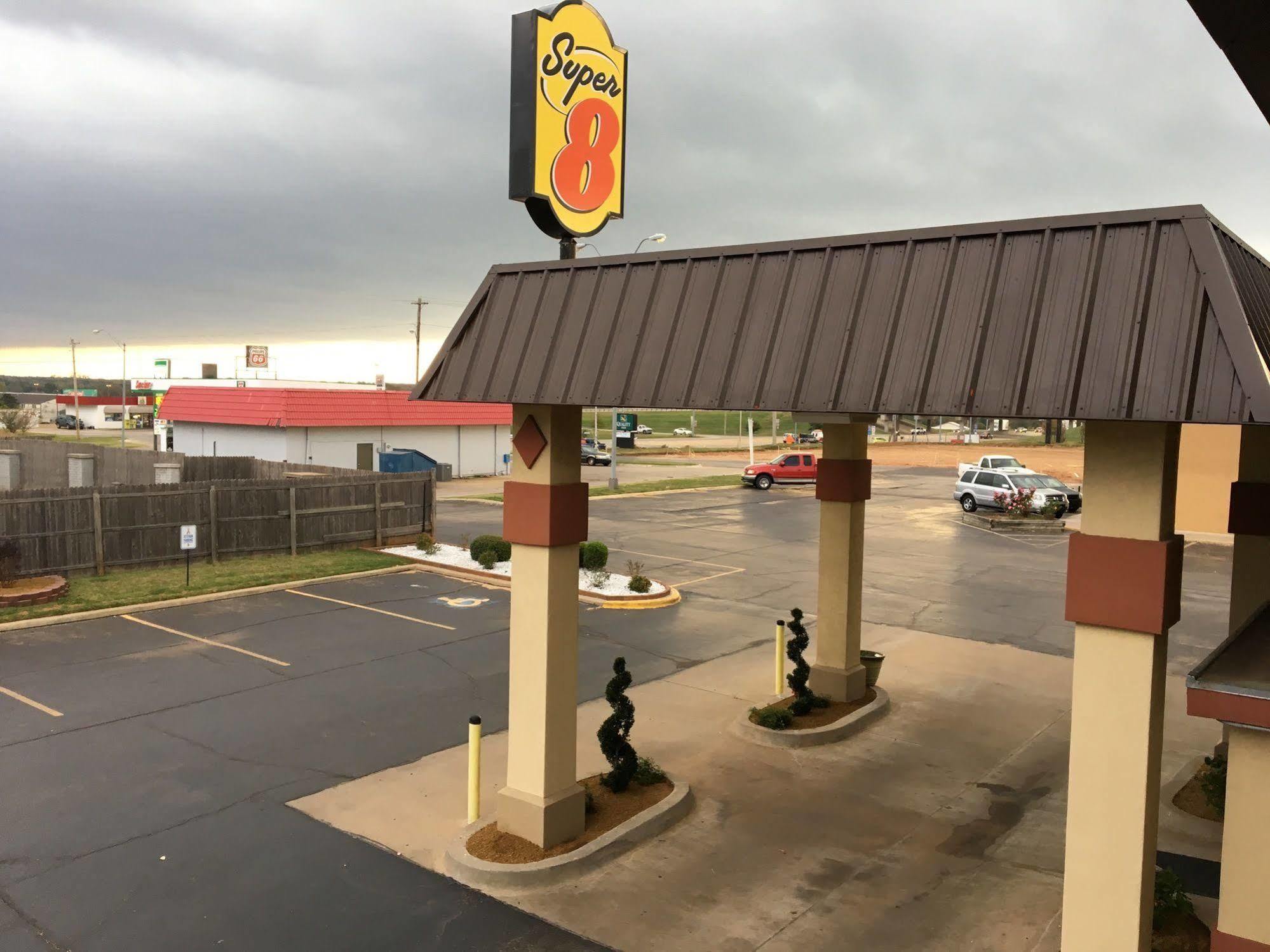 Hotel Super 8 By Wyndham Shawnee Exteriér fotografie