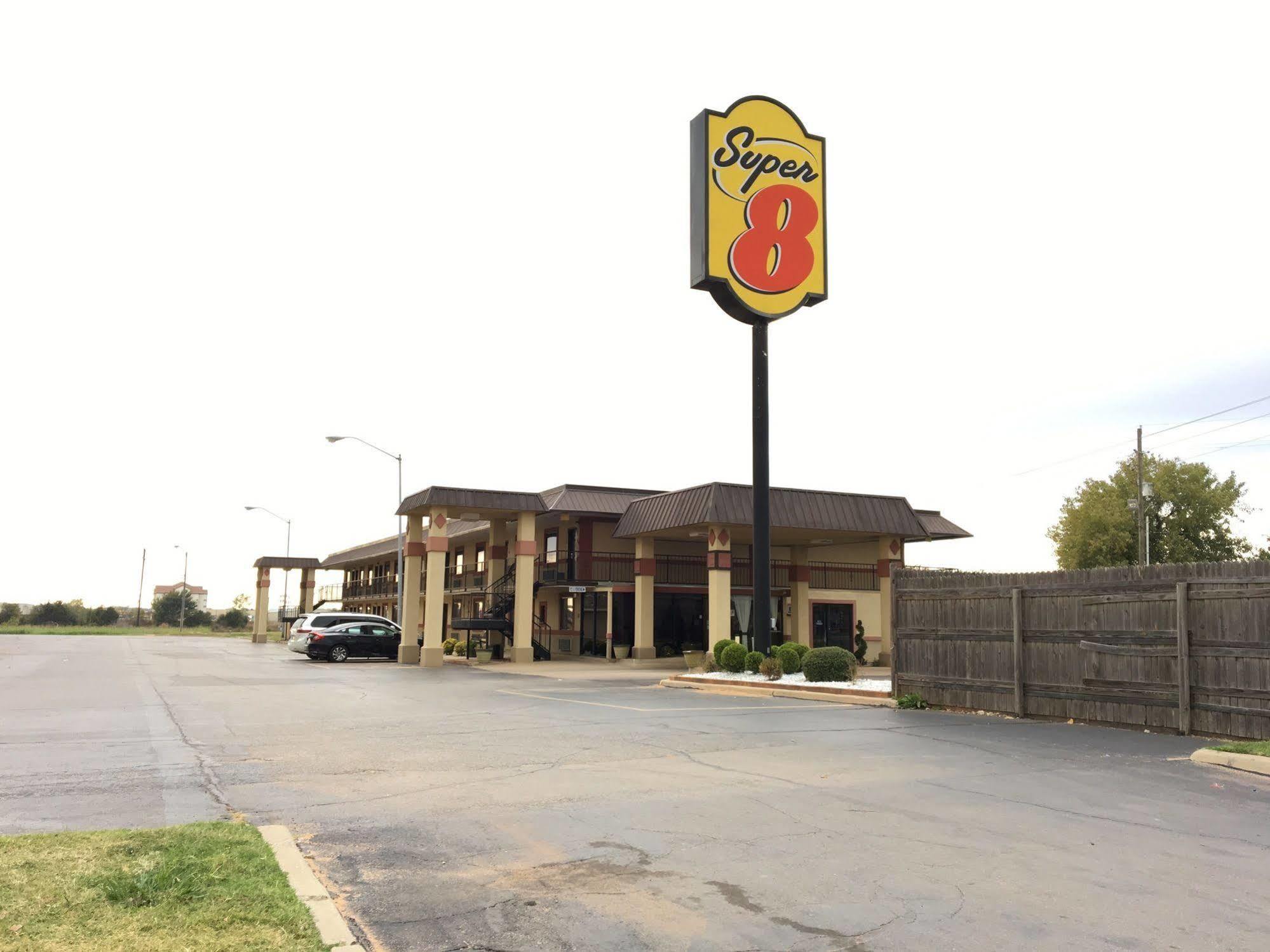 Hotel Super 8 By Wyndham Shawnee Exteriér fotografie