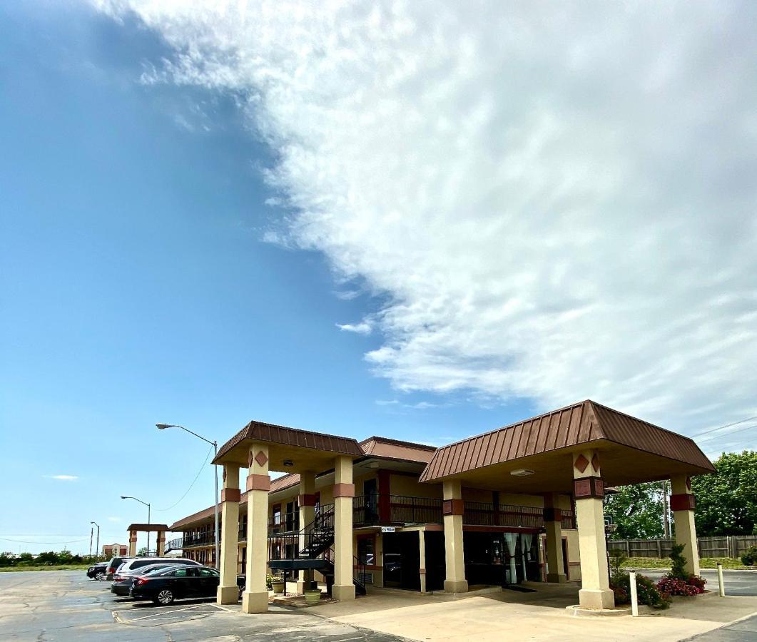 Hotel Super 8 By Wyndham Shawnee Exteriér fotografie