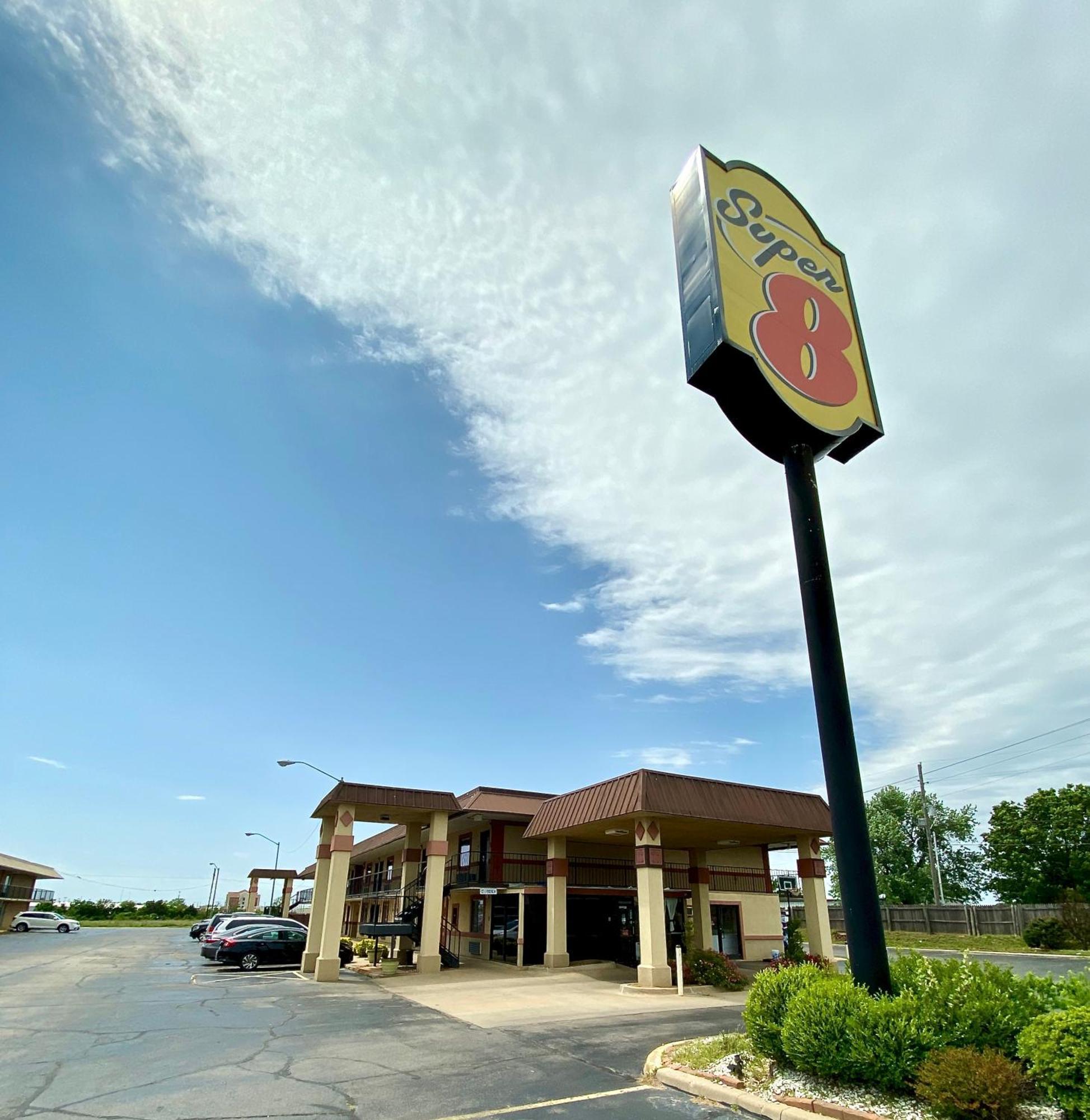 Hotel Super 8 By Wyndham Shawnee Exteriér fotografie