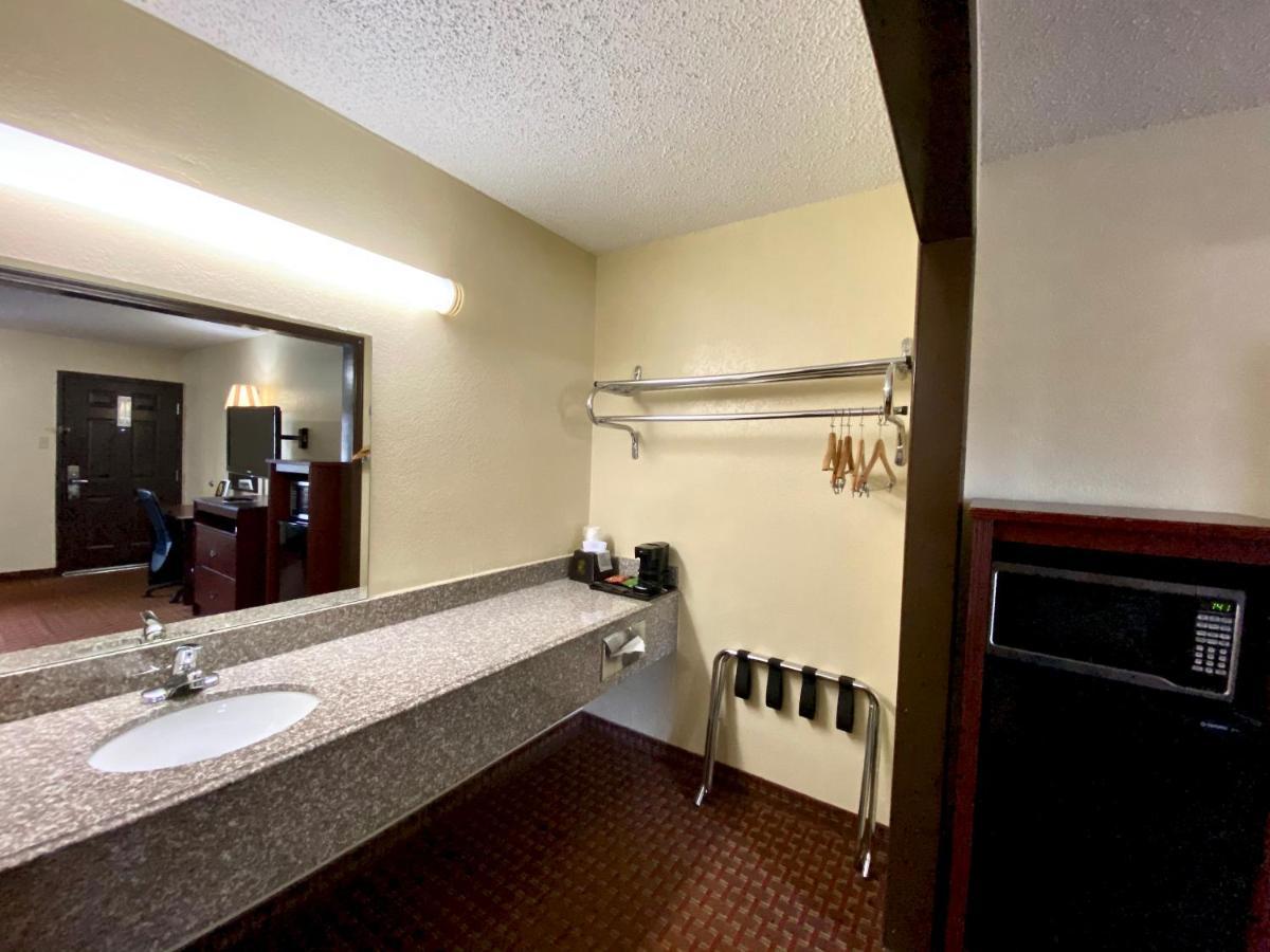 Hotel Super 8 By Wyndham Shawnee Exteriér fotografie